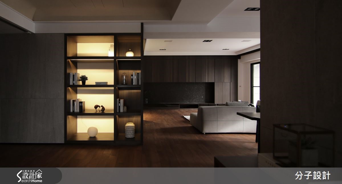 設計師以大量木元素與石材井然有序的鋪排在 85 坪空間